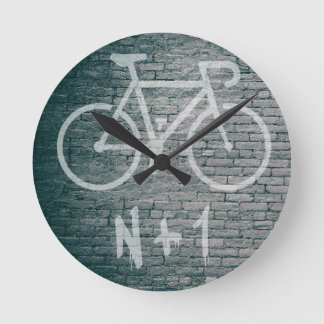 N+1 Bike Graffiti Runde Wanduhr