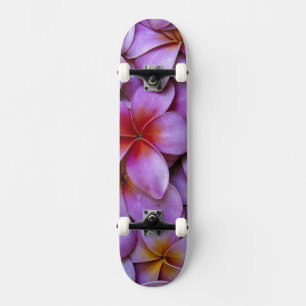N.A., USA, Maui, Hawaii. Rosa Plumeria-Blüten. Skateboard