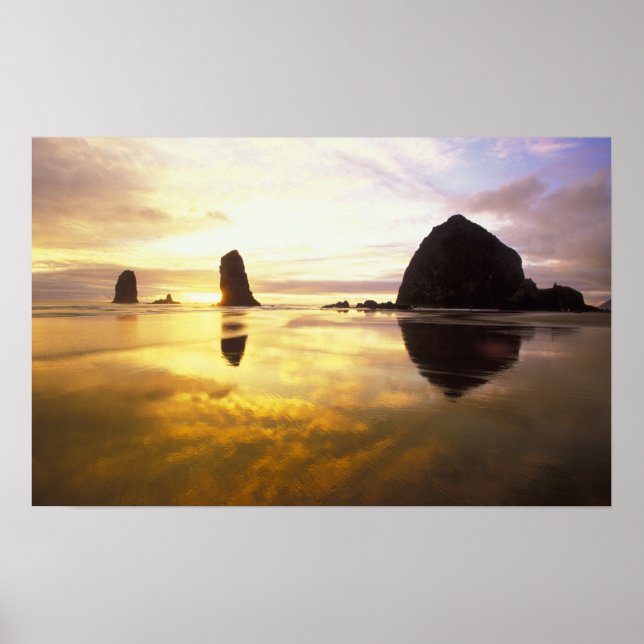 N.A., USA, Oregon, Cannon Beach Sunset with Poster (Vorne)