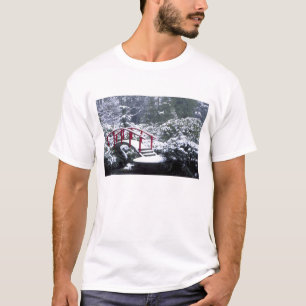 N.A., USA, Washington, Seattle. Mondbrücke in T-Shirt