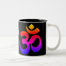 N de Namaste dans la tasse d'OM de lit