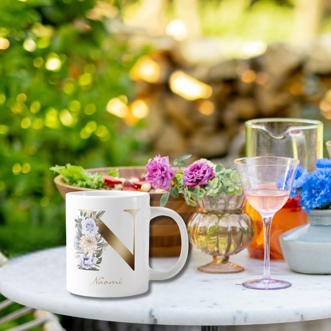 N Letter Gold Monogram Light Lila Creme Floral Jumbo-Tasse (Von Creator hochgeladen)