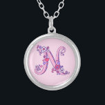 N monogramm dekorative Buchstabenkette Versilberte Kette<br><div class="desc">Hübscher Buchstabe N Monogramm Pendant. Whimsikaler Brief zeichnend von der Hauptstadt Anfangsbuchstabe N ideal,  um Mädchen mit einem Namen,  der mit N beginnt,  zu geben. Hintergrundfarbe kann bei Bedarf geändert werden,  derzeit hellrosa. © Original zeichn und Design von Sarah Trett www.sarahtrett.com für www.mylittleeden.com</div>