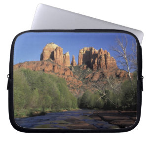 NA, USA, Arizona, Sedona. Cathedral Rock und Eiche Laptopschutzhülle