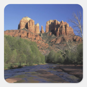 NA, USA, Arizona, Sedona. Cathedral Rock und Eiche Quadratischer Aufkleber