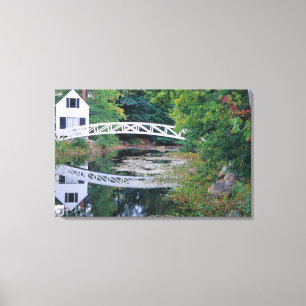 NA, USA, Maine. Brücke über einen Teich in Somesv Leinwanddruck