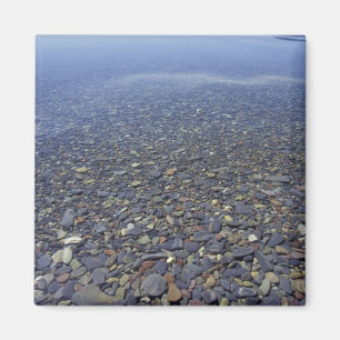 NA, USA, Montana, Glacier NP Felsen im Lake Magnet