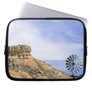 NA, USA, Texas Windmühle und Klippen von Palo Duro Laptopschutzhülle