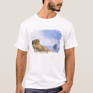 NA, USA, Texas Windmühle und Klippen von Palo Duro T-Shirt