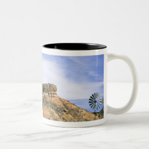 NA, USA, Texas Windmühle und Klippen von Palo Duro Zweifarbige Tasse