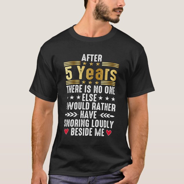 Nach 5 Jahren, lustiger 5. Hochzeitstag T-Shirt (Vorderseite)