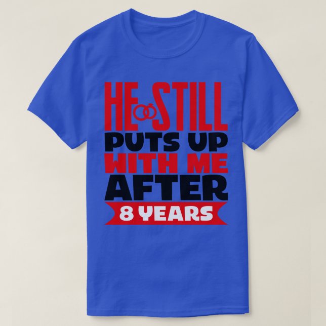 Nach acht Jahren steht er immer noch mit mir auf T-Shirt (Design vorne)