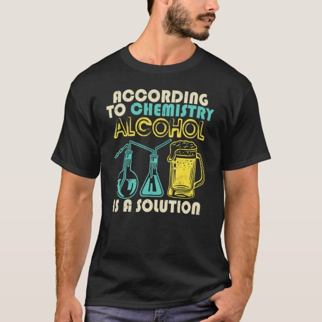 Nach Chemie ist Alkohol eine Lösung T-Shirt (Vorderseite)