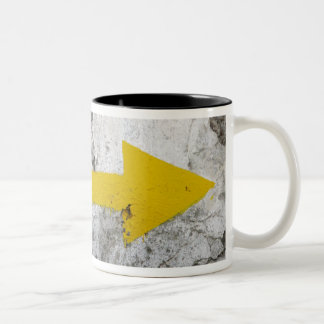 Nach der gelben Pfeil-Tasse Zweifarbige Tasse