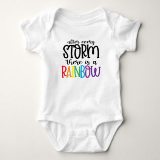 Nach jedem Sturm gibt es einen Regenbogen Baby Strampler