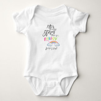 Nach jedem Sturm gibt es einen Regenbogen-Bodysuit Baby Strampler