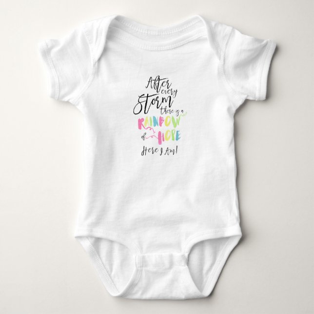 Nach jedem Sturm gibt es einen Regenbogen-Bodysuit Baby Strampler (Vorderseite)