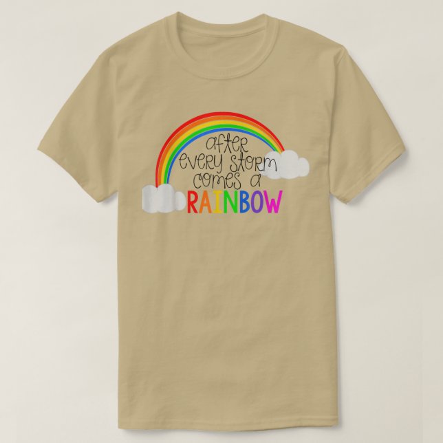 Nach jedem Sturm kommt ein Regenbogen-Rainbow-Baby T-Shirt (Design vorne)