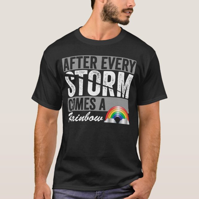Nach jedem Sturm kommt ein Regenbogen T-Shirt (Vorderseite)
