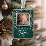 Nach Mimi befördert | Baby Foto Oma Rahmen-Ornament Silber<br><div class="desc">Feiern Sie seine erste Weihnachtsfeier als Großmutter mit diesem süßen Foto-Ornament mit einem Baby-Foto gerahmt durch fallen weißen Schneeflocken auf einem waldgrünen Hintergrund. "Fördert nach Mimi" erscheint unter der weißen rustikalen Schrift,  zusammen mit dem Jahr.</div>