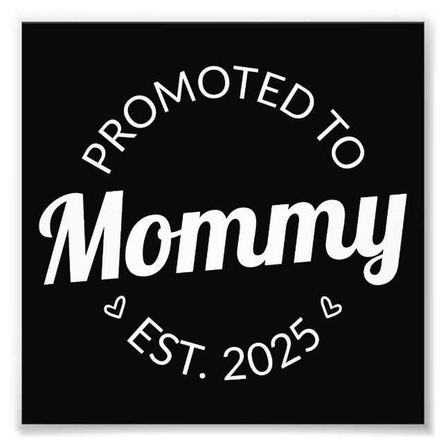 Nach Mommy Est befördert. 2025 Fotodruck (Vorne)
