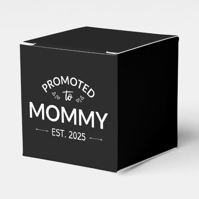 Nach Mommy Est befördert. 2025 Geschenkschachtel (Vorderseite)