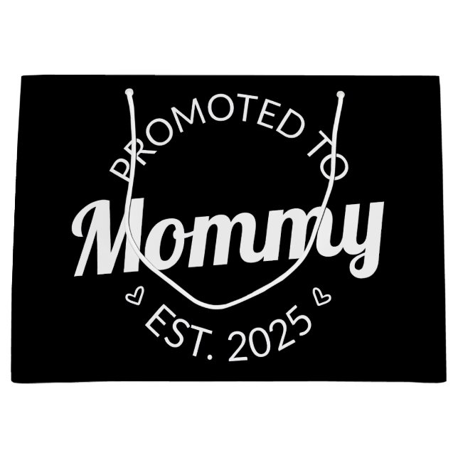 Nach Mommy Est befördert. 2025 Große Geschenktüte (Vorderseite)