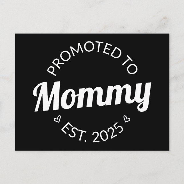 Nach Mommy Est befördert. 2025 Postkarte (Vorderseite)
