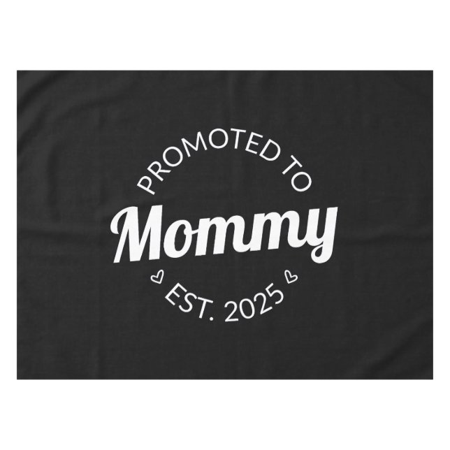 Nach Mommy Est befördert. 2025 Tischdecke (Vorderseite (Horizontal))