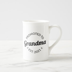 Nach Oma Est befördert. 2021 I Prozellantasse