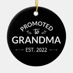 Nach Oma Est befördert. 2022 Keramik Ornament