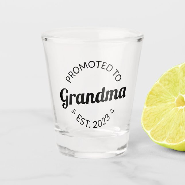 Nach Oma Est befördert. 2023 I Schnapsglas (Vorderseite)
