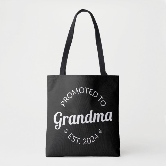 Nach Oma Est befördert. 2024 I Tasche (Vorderseite)