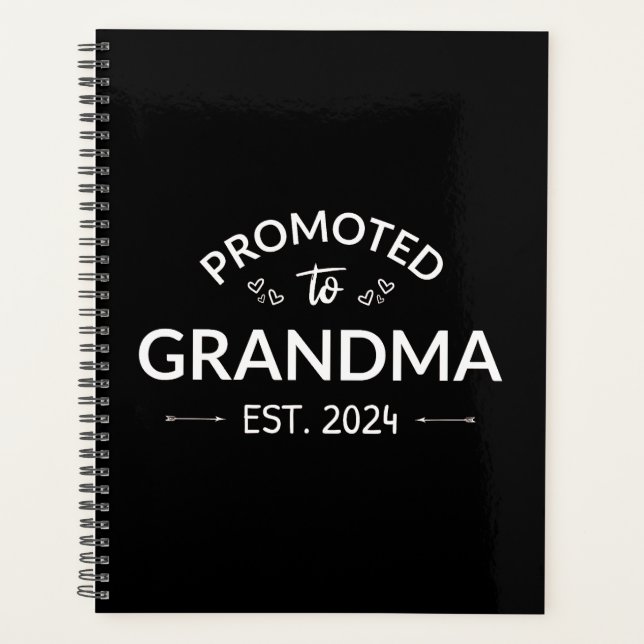 Nach Oma Est befördert. 2024 Planer (Vorderseite)