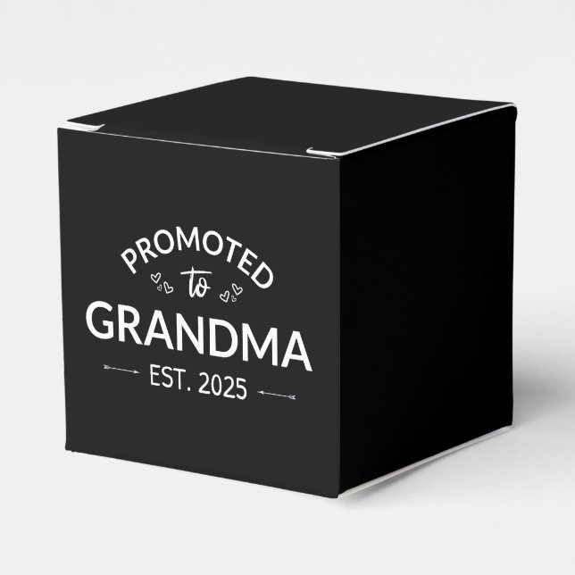 Nach Oma Est befördert. 2025 Geschenkschachtel (Vorderseite)