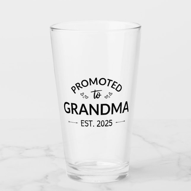 Nach Oma Est befördert. 2025 Glas (Vorderseite)