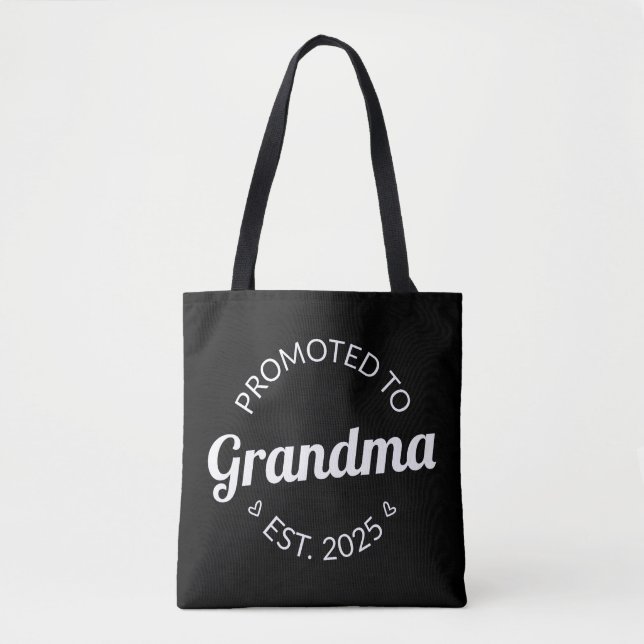 Nach Oma Est befördert. 2025 Tasche (Vorderseite)