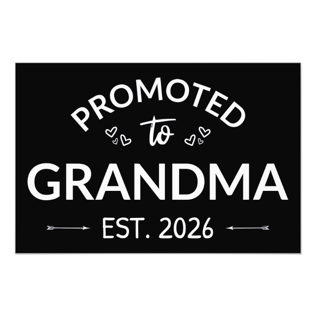 Nach Oma Est befördert. 2026 Fotodruck (Vorne)