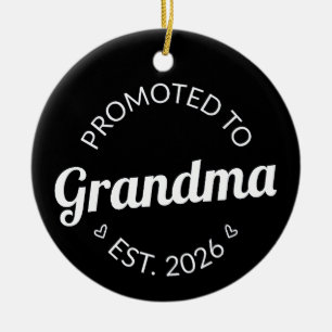 Nach Oma Est befördert. 2026 Keramik Ornament