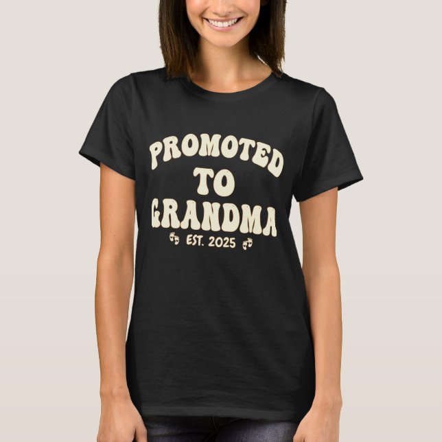 Nach Oma Est befördert. personalisiertes Oma 2025 T-Shirt (Vorderseite)