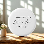Nach Onkel-EST-Taste | Niedliches neues Onkel-Gesc Button<br><div class="desc">Feiern Sie die spannenden Neuigkeiten mit diesem "Promoted to Uncle EST 2025"-Button - das perfekte Zubehör für einen ErstOnkel! Ob Sie eine Schwangerschaftsankündigung teilen, eine Babydusche planen oder einfach nur einen lustigen Sake gewollt haben, dieses minimalistische Abzeichen macht ein herzliches Geschenk. Mit einem schwarzen Skriptdesign auf weißem Hintergrund ist es...</div>