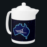 Nach unten<br><div class="desc">Eine schlichte weiße Silhouette eines Hundeschlittens und das Südkreuz überlagerten sich auf einer blauen Karte Australiens. Alles auf einem Hintergrund mit Sternen. Wer hätte es denn gehabt? Auf den Kopf in Oz. Hundeschlitten ist in Australien sehr beliebt. Auf dem Hotham in Victoria gibt es jedes Jahr ein großes Rennen.</div>