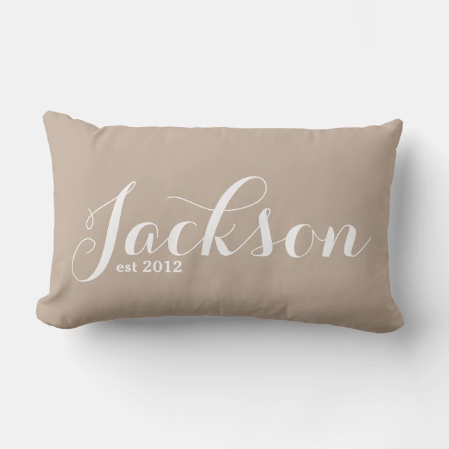 Nachname Lumbar Pillow Tan und White Lendenkissen (Vorderseite)