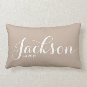 Nachname Lumbar Pillow Tan und White Lendenkissen