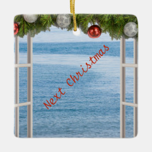 Nächste Weihnachtsansicht durch Fenster benutzerde Keramikornament