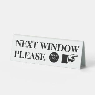 Nächstes Fenster bitte mit dem Finger zeigendes Lo Tischaufsteller