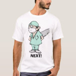 NÄCHSTES! T-Shirt<br><div class="desc">Der Arzt ist da. Wer kommt als Nächstes? Ein Cartoon eines Chirurgen,  der in grüne Gräben gekleidet ist,  und eine weiße Gesichtsmaske,  die hinter seinem Rücken eine riesige Handsäge hält und "NÄCHSTES!" ruft!</div>