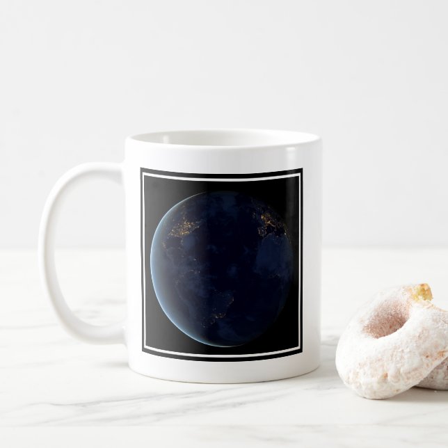 Nacht beleuchtet die Stadt der Erde Kaffeetasse (Mit Donut)