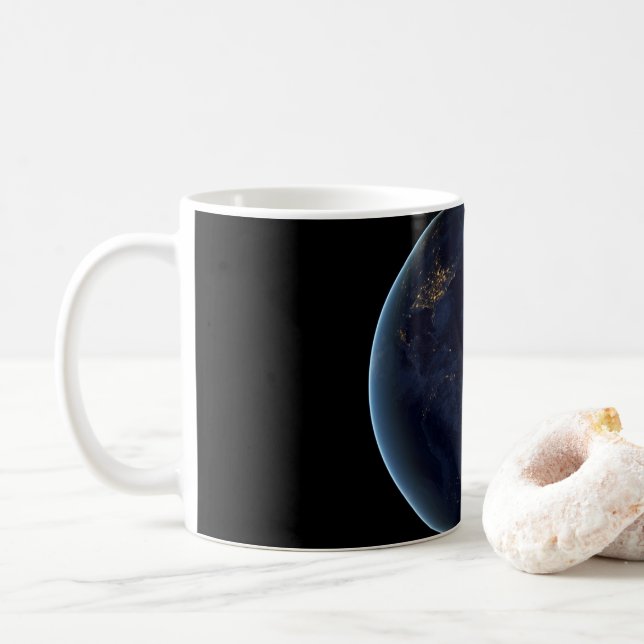 Nacht beleuchtet die Stadt der Erde Kaffeetasse (Mit Donut)