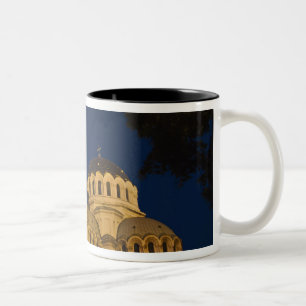 Nachtansicht der Alexander-Newski-Kathedrale Zweifarbige Tasse